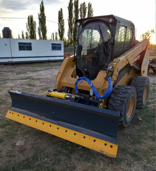 Pala Niveladora PN210 VialPlan instalada en minicargadora lista para nivelación.