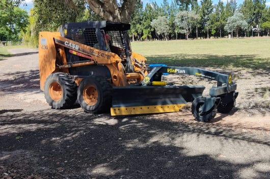 Pala Niveladora VialPlan trabajando – Nivelación de terreno: Implemento en acción realizando una nivelación precisa, garantizando estabilidad y un acabado uniforme en caminos y superficies.
