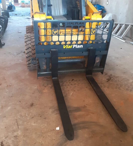 Implemento para minicargadora Portapallets de VialPlan