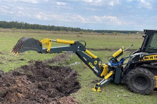Excavando con el implemento brazo retro RA600 articulado