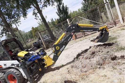 Brazo retro RA700 con desplazador - retroexcavadora excavando