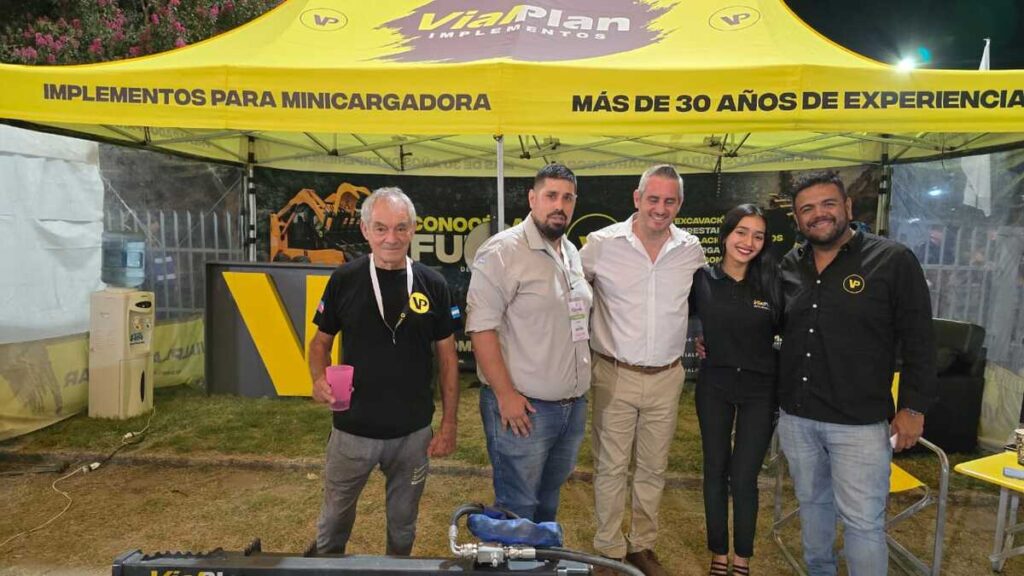 Intendente José Luis Walser en el stand de VialPlan en la Fiesta Nacional de la Artesanía