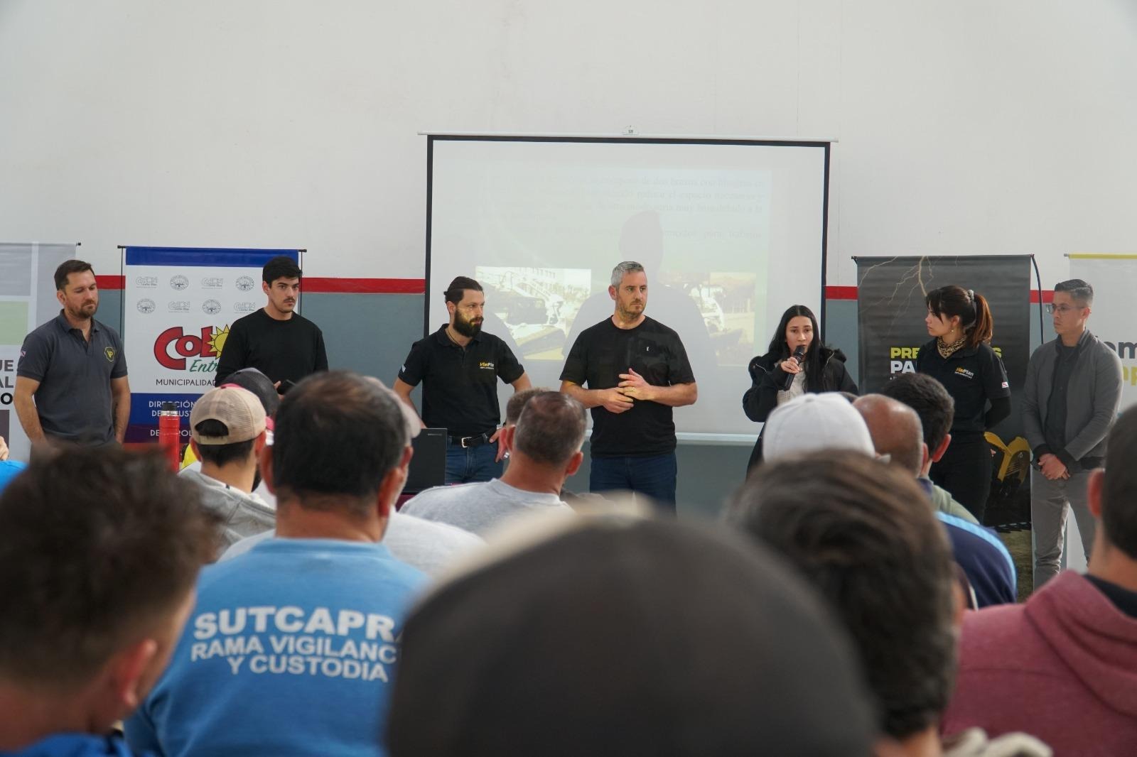 Autoridades de la Municipalidad de Colón presente en el curso de uso y mantenimiento de minicargadoras de VialPlan