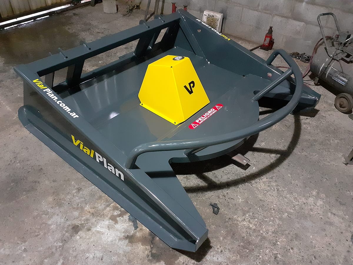 Frente abierto con paragolpes de la desbrozadora DB1500, vista de taller — VialPlan