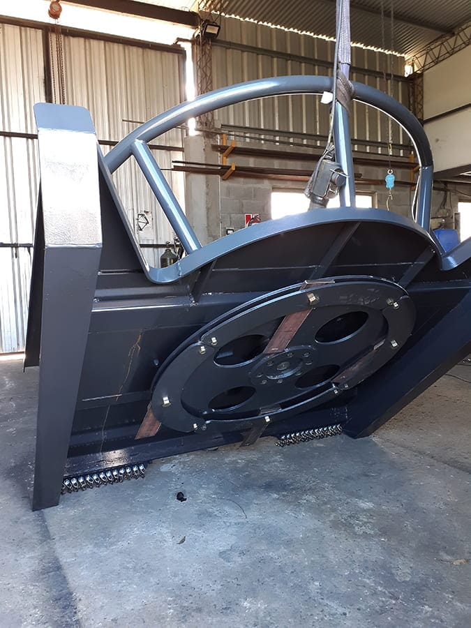 Desbrozadora DB1500 de VialPlan, vista de perfil con el plato inercial y las cuchillas