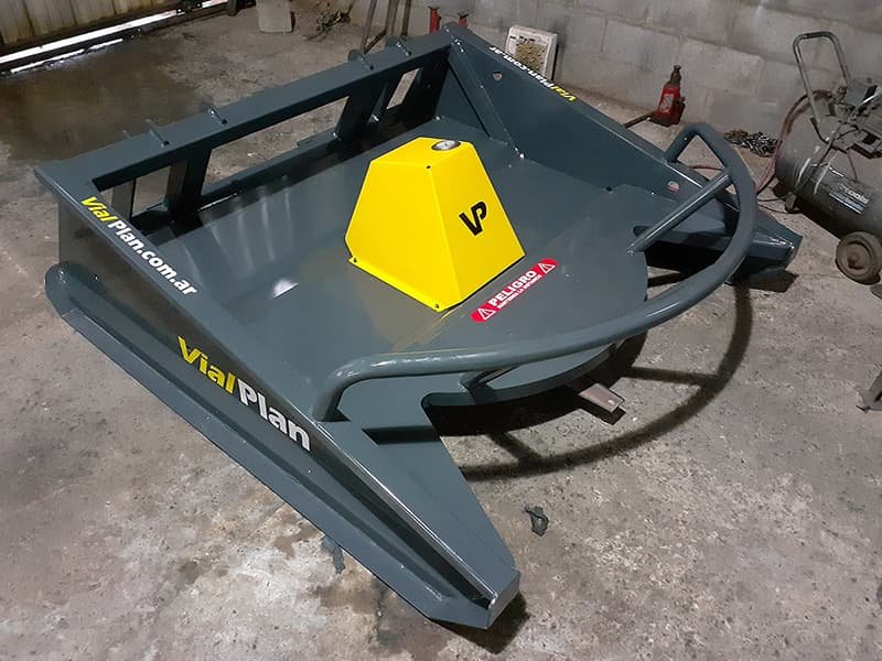 Frente abierto con paragolpes de la desbrozadora DB1500, vista de taller — VialPlan