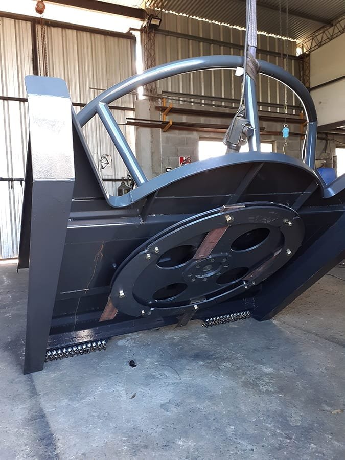 Desbrozadora DB1500 de VialPlan, vista de perfil con el plato inercial y las cuchillas